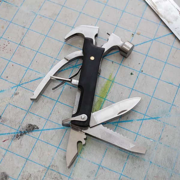 Мултифункционален нож с чук и други инструменти с дръжка от черно дърво.