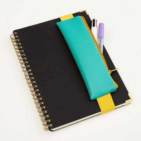 Несесер за пишещи средства с ластик за закрепване към бележник или скицник.