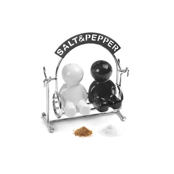 Комплект за сол и пипер две човечета на люлка с табелка Salt & Pepper.