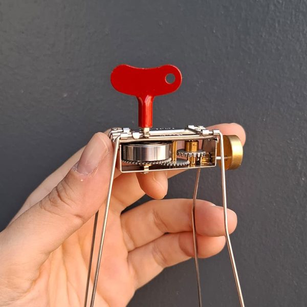 Играчка с механизъм за навиване и дълги крака Critter